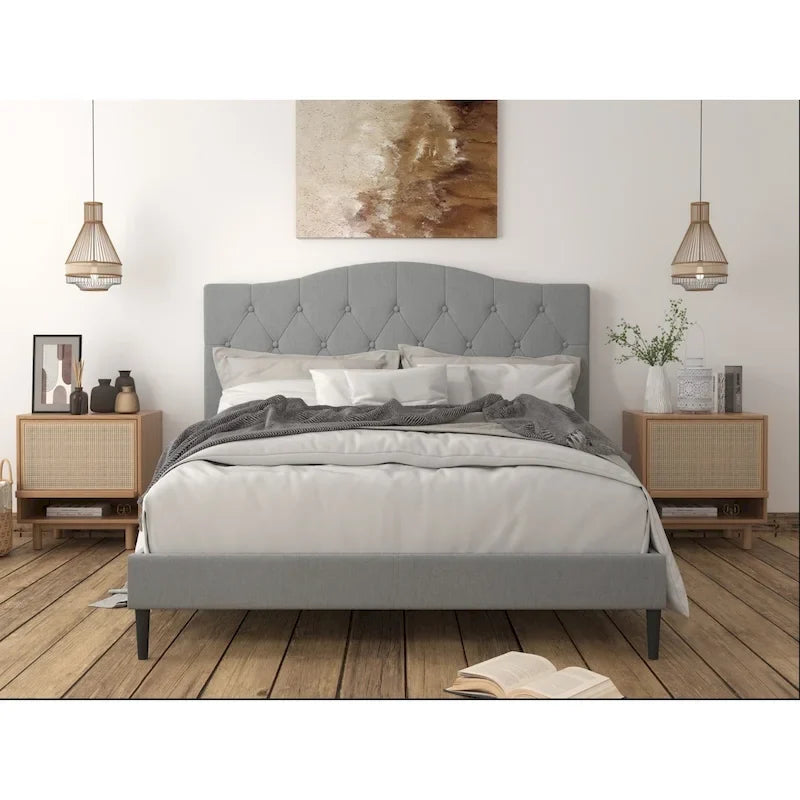 Gepolstertes Plattformbett aus Polyester mit Knopfheftung und Kamelrücken-Kopfteil
