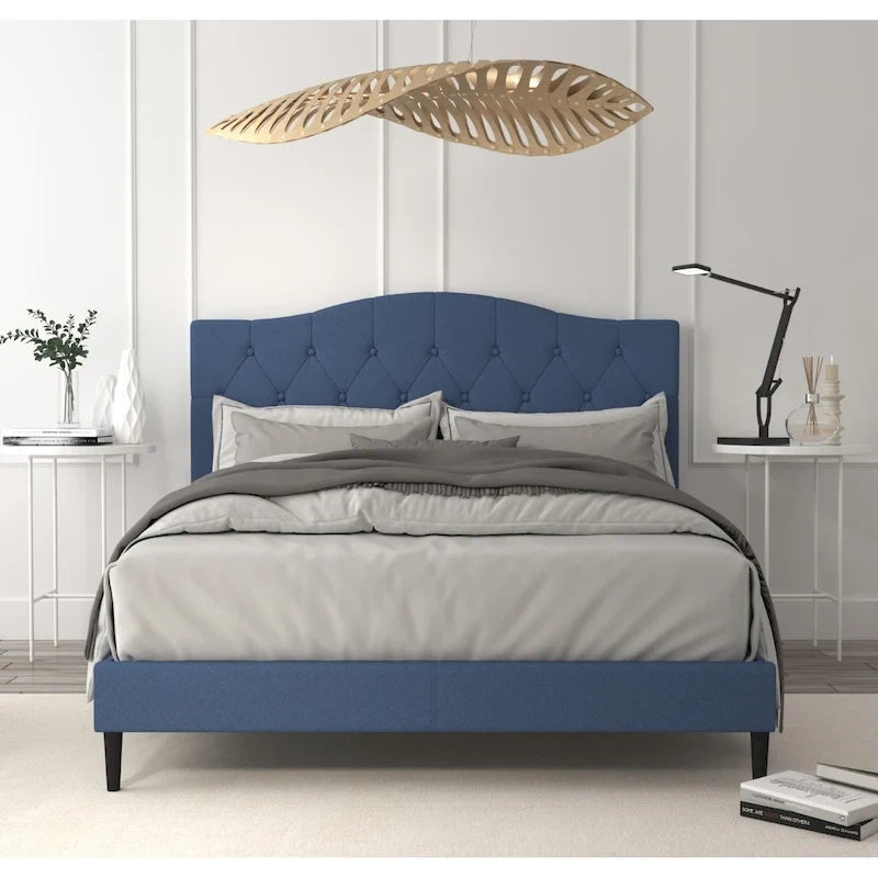 Gepolstertes Plattformbett aus Polyester mit Knopfheftung und Kamelrücken-Kopfteil