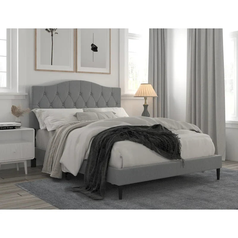 Gepolstertes Plattformbett aus Polyester mit Knopfheftung und Kamelrücken-Kopfteil