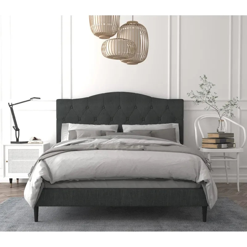 Gepolstertes Plattformbett aus Polyester mit Knopfheftung und Kamelrücken-Kopfteil